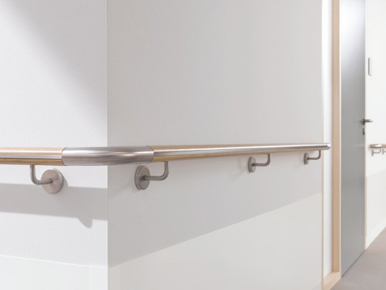 ENTRO Handrail wood integrated impact protection Wooden handrail with 90° arched supports and stainless steel end bend