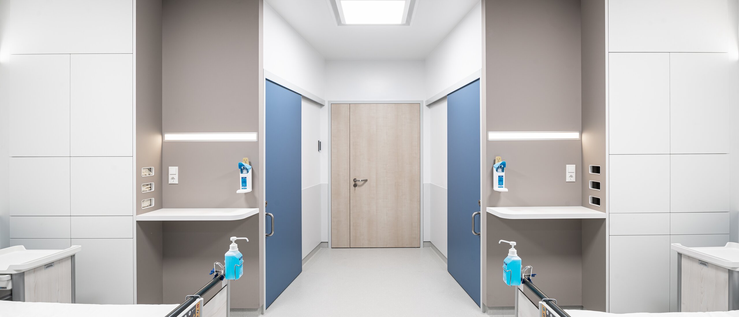 KARMIN-Patientenzimmer Krankenhauszimmer mit zwei Betten