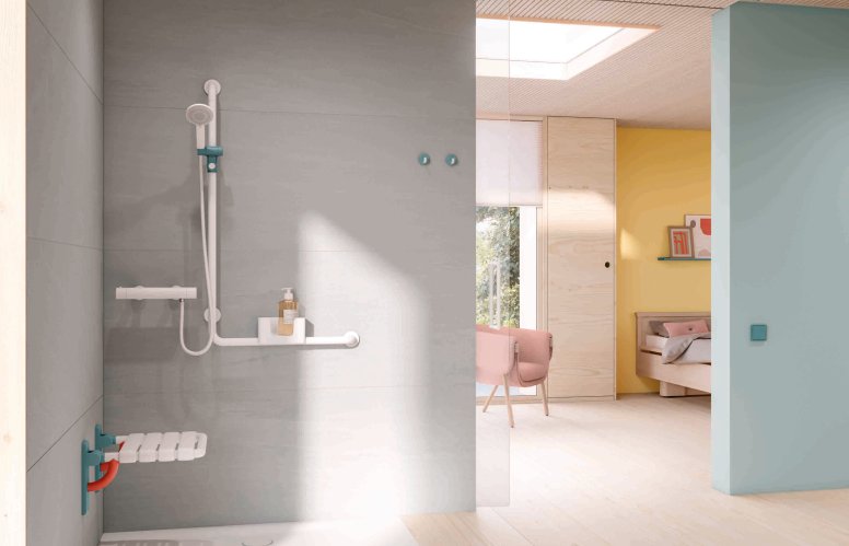 HEWI Series 477/801 ICONIC Barrier-free shower area in a patient room