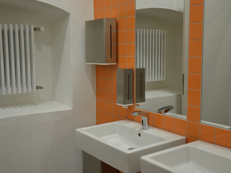 Gisela Schools in Passau Washbasins with paper towel dispenser and soap dispenser Series 805