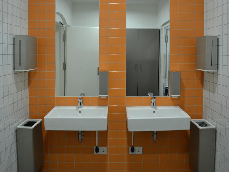 Gisela Schools in Passau Bathroom equipped with washbasin, paper towel dispenser, hygiene waste bin and soap dispenser Series 805