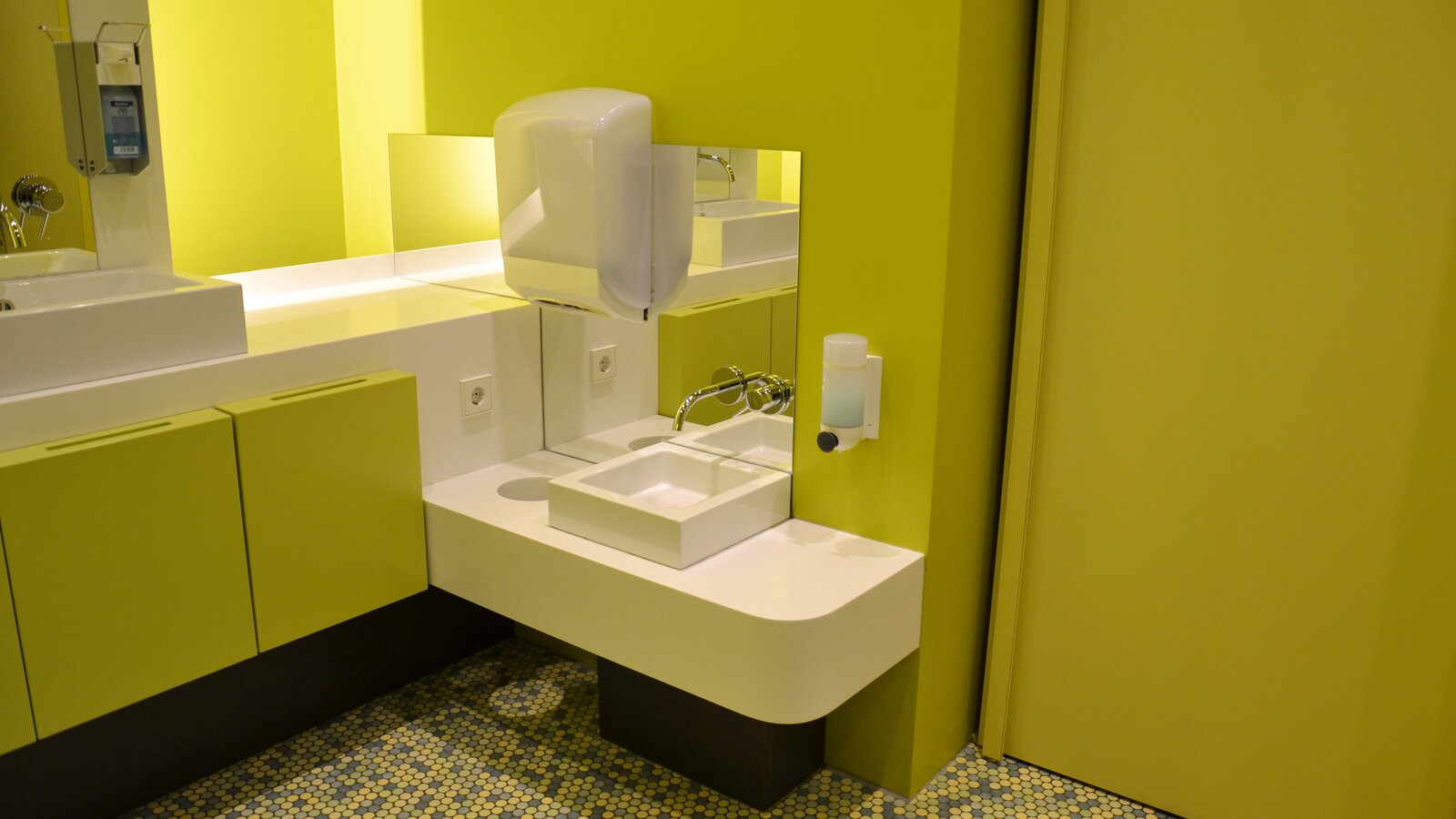 Heining children's centre in Passau Bathroom equipped with paper towel dispenser, soap dispenser and mirror